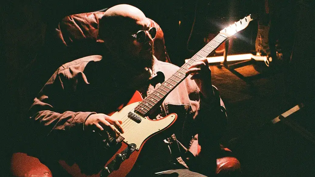 Labo avec sa guitare dans son studio